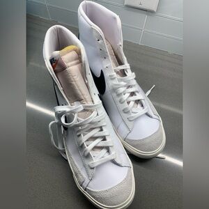 BRAND NEW NIKE SNEAKER SIZE 13